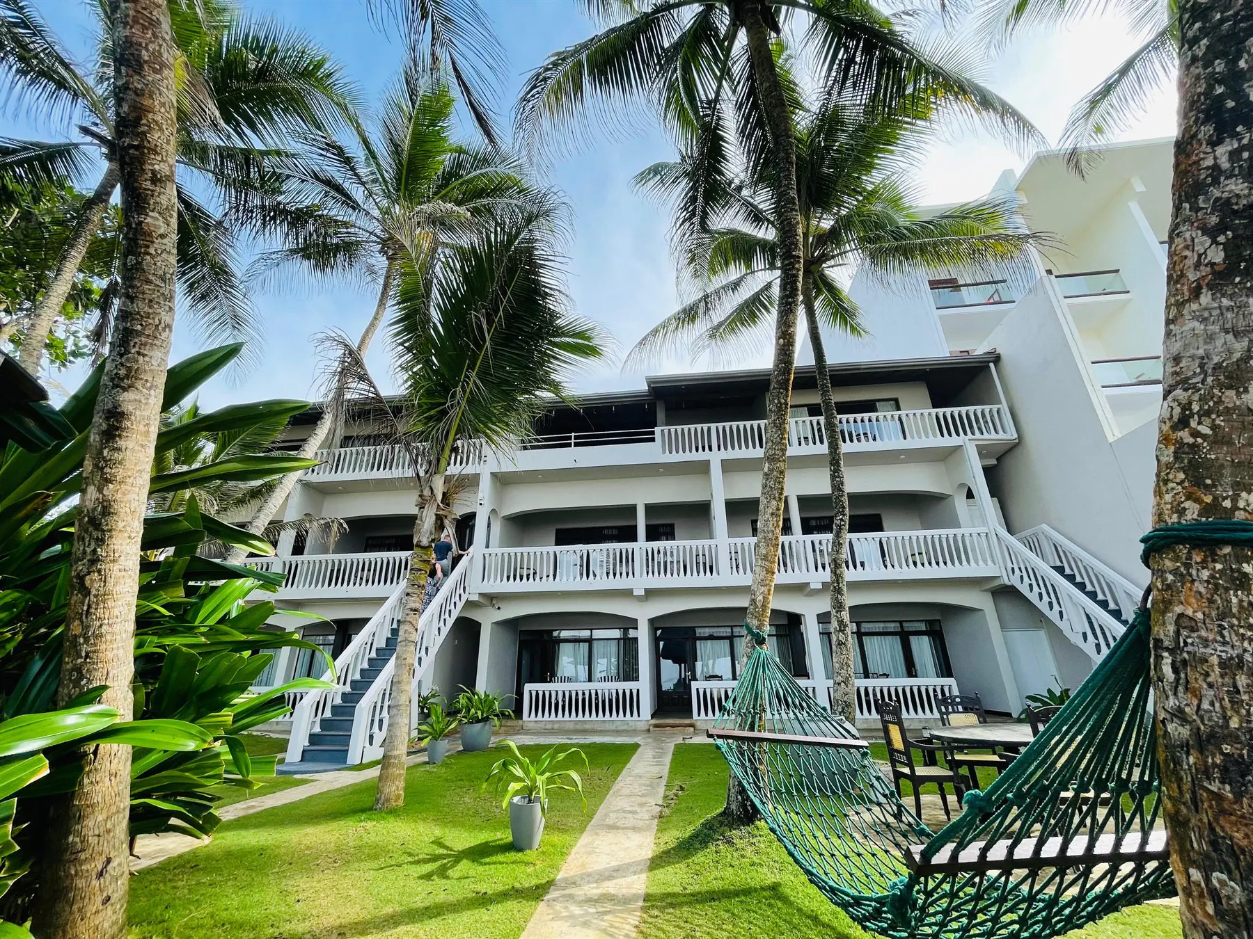 Suite Lanka hotel exterior and garden