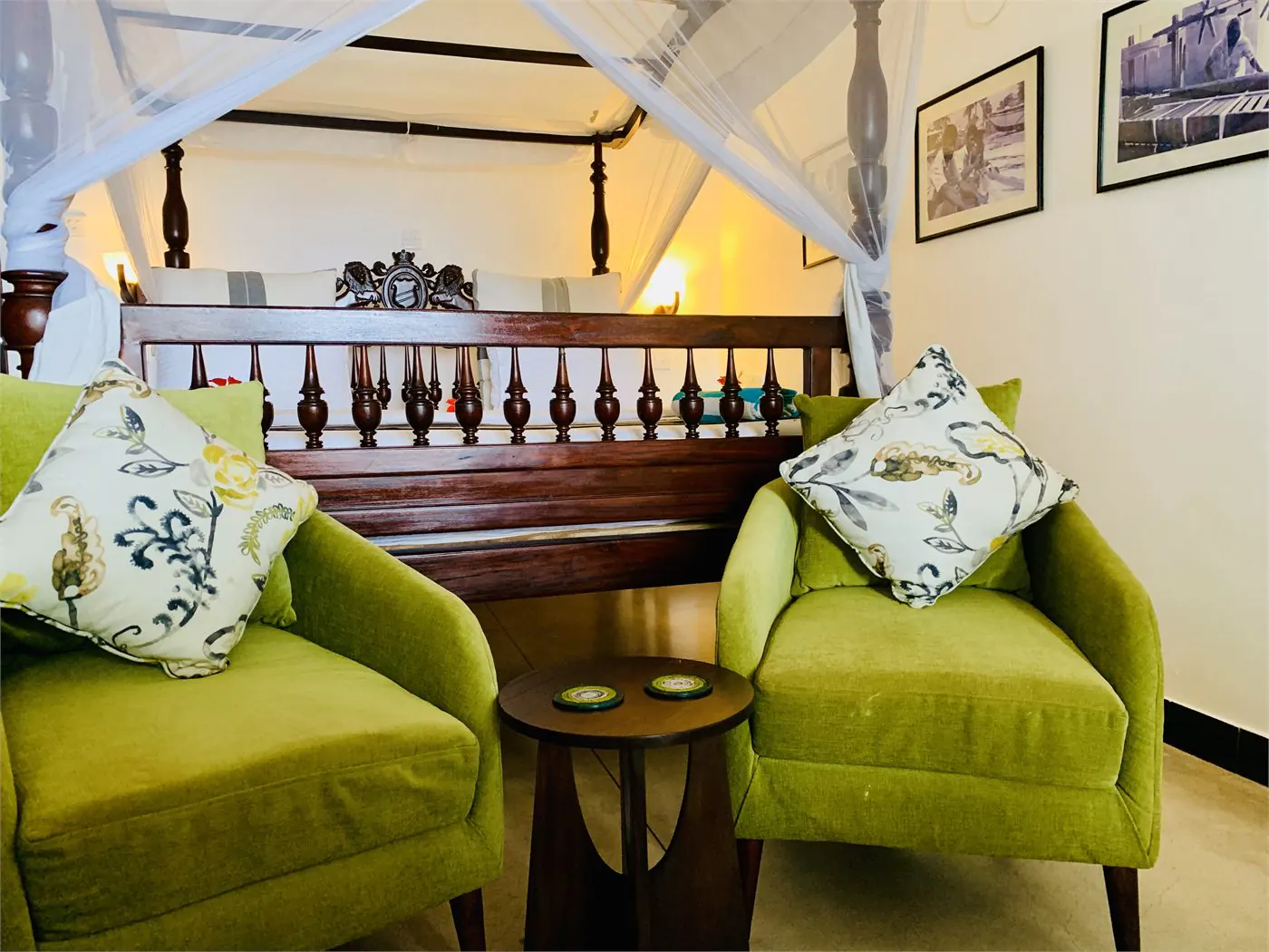 Suite Lanka room seating with four-poster bed