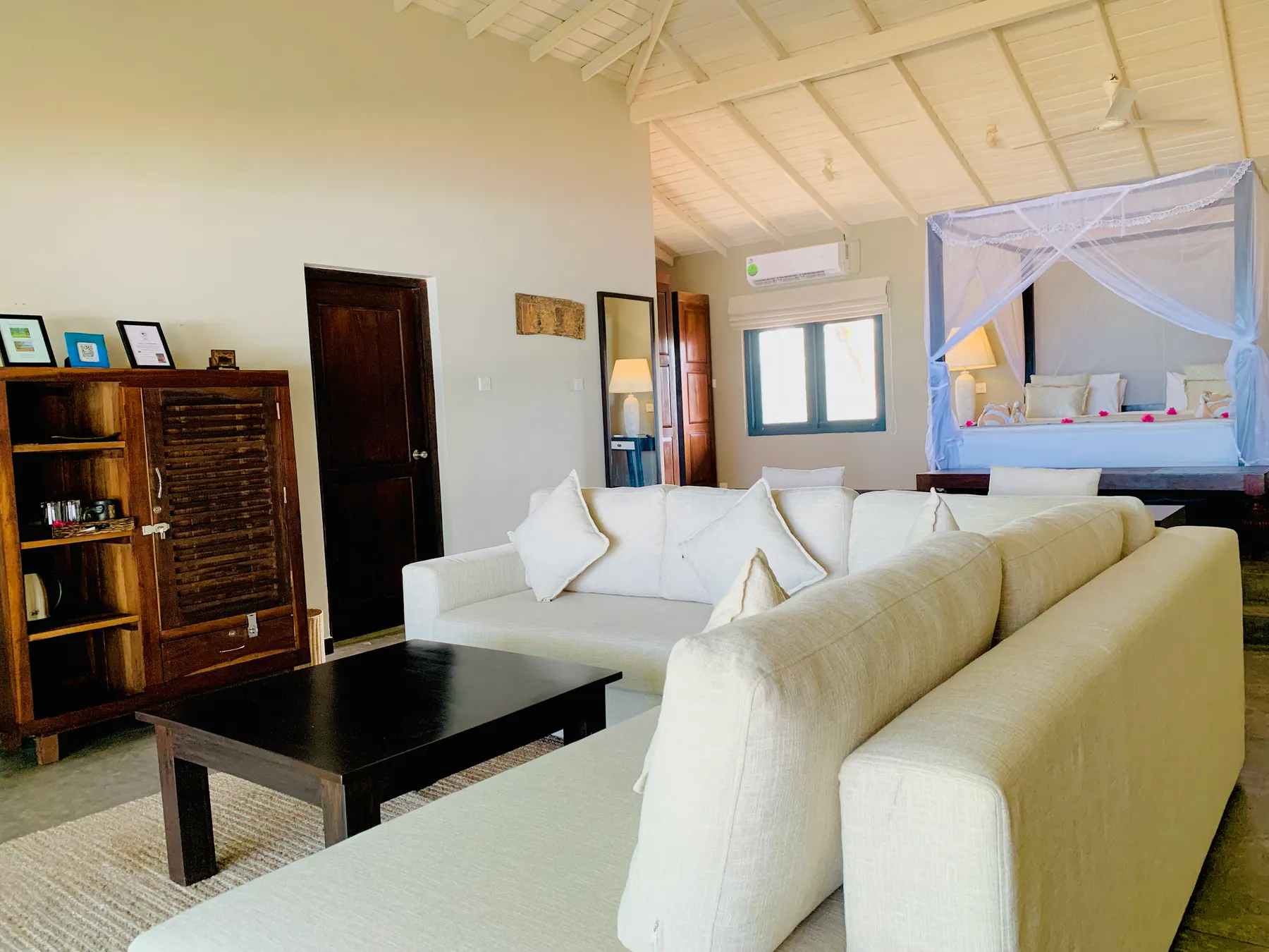 Penthouse Executive lounge and four-poster bed
